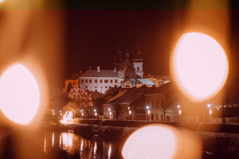 Dominantou Třebíče je bazilika sv. Prokopa, památka UNESCO. Také zde září vánoční výzdoba.