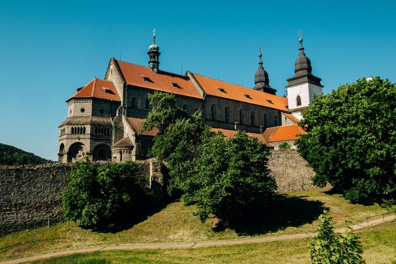 Klášter byl mocnou pevností ukrytou za vysokými hradbami.