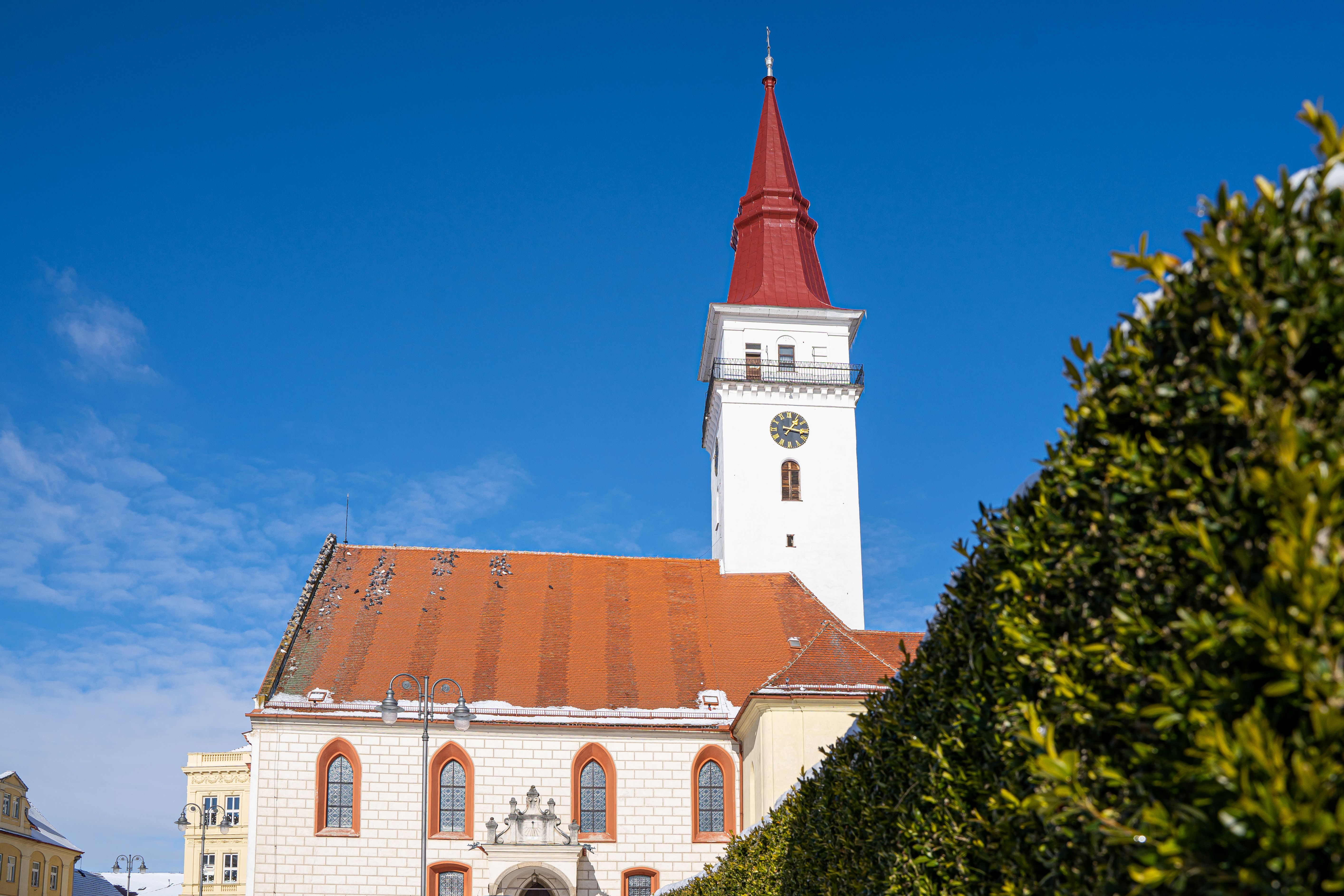 Jemnickému náměstí dominuje kostel sv. Stanislava s vysokou věží. 