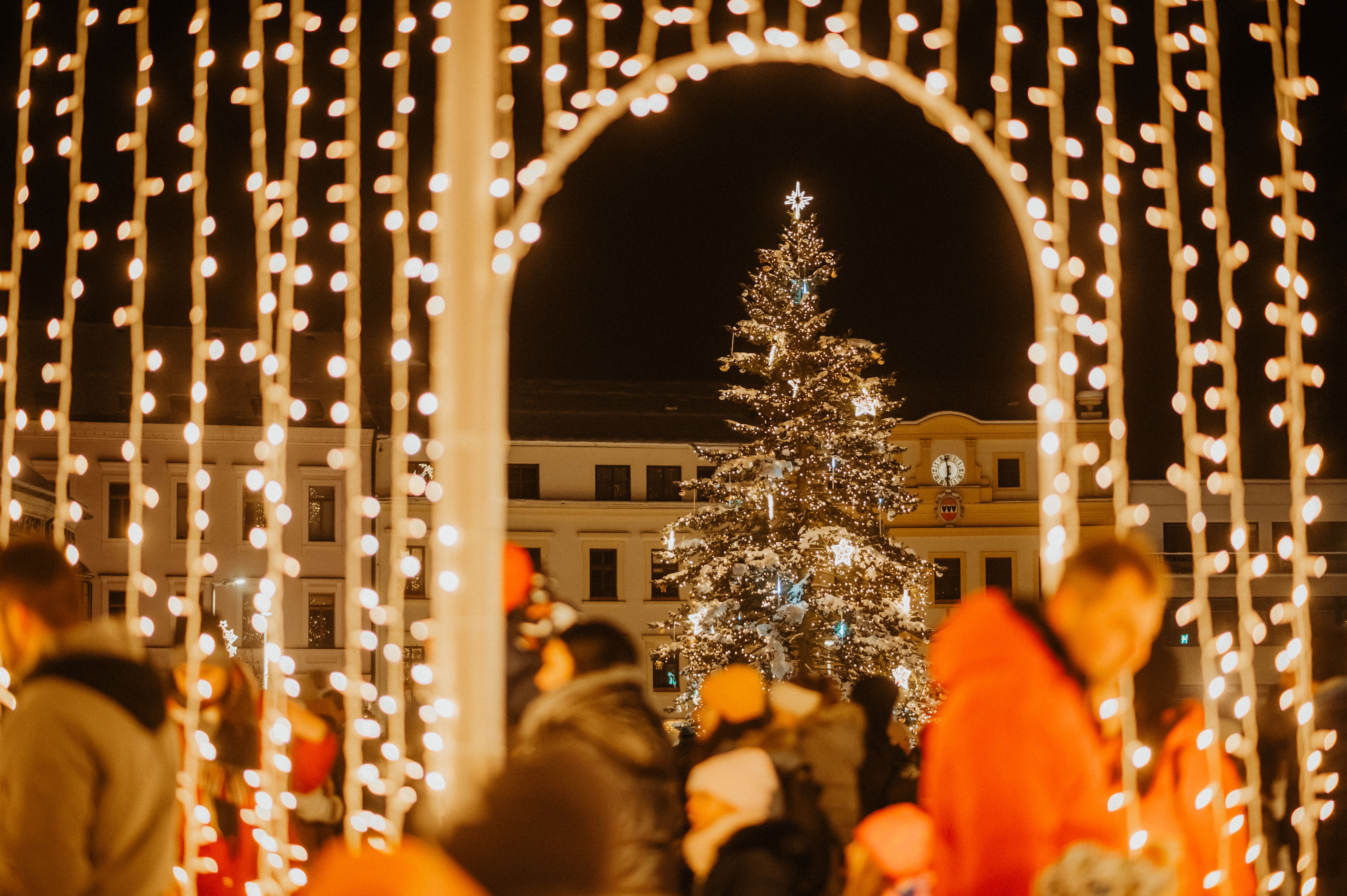 Třebíč se v adventním období rozzáří tisíci světýlek. Výzodba září až do Tří králů. 