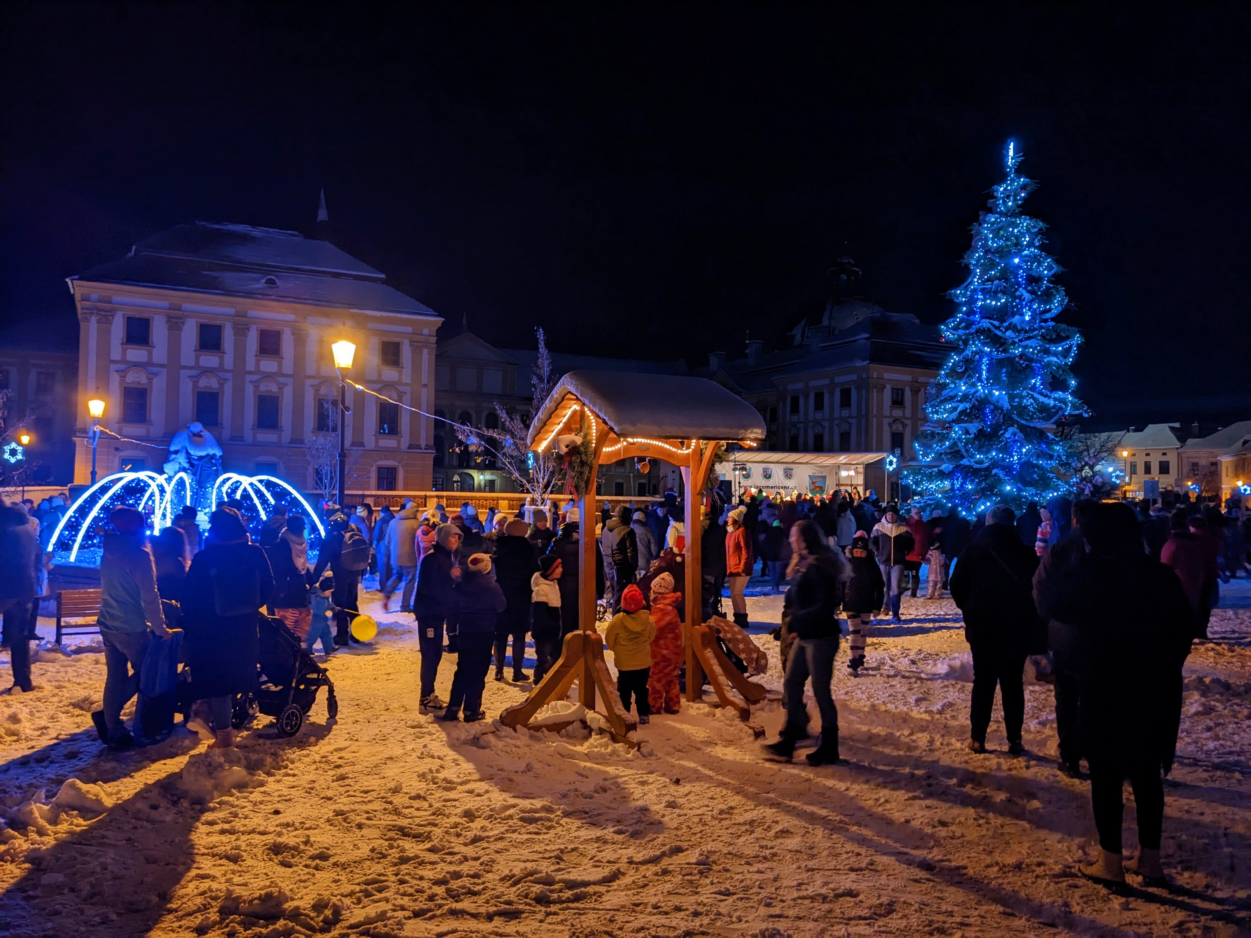 Jaroměřice nad Rokytnou ožívají každoročně druhý adventní víkend trhy na zámku. 